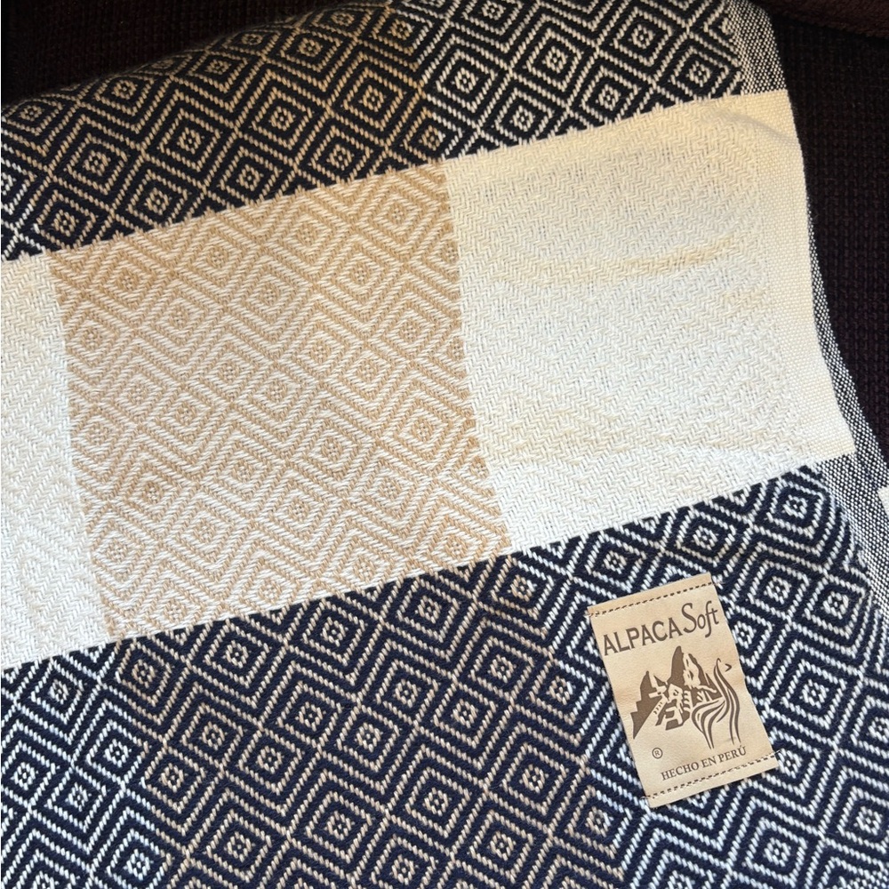 Alpaca Soft Geometric Blanket